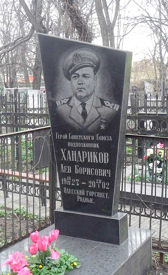 Handrikov_LB_gss_mogila.jpg