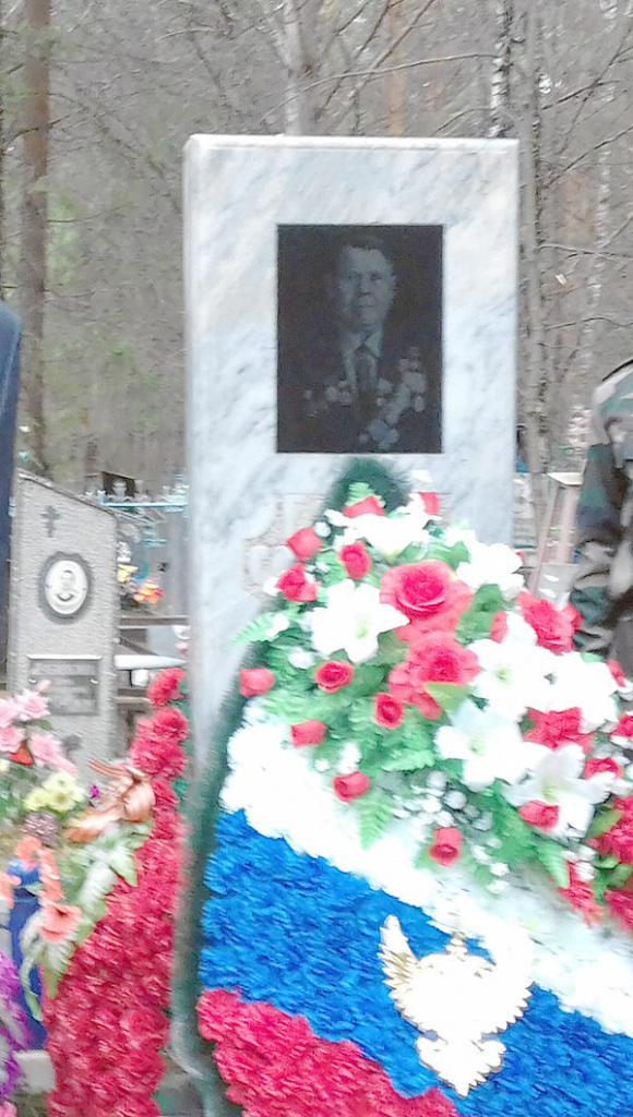 Tomilovskih_VV_gss_mogila.jpg